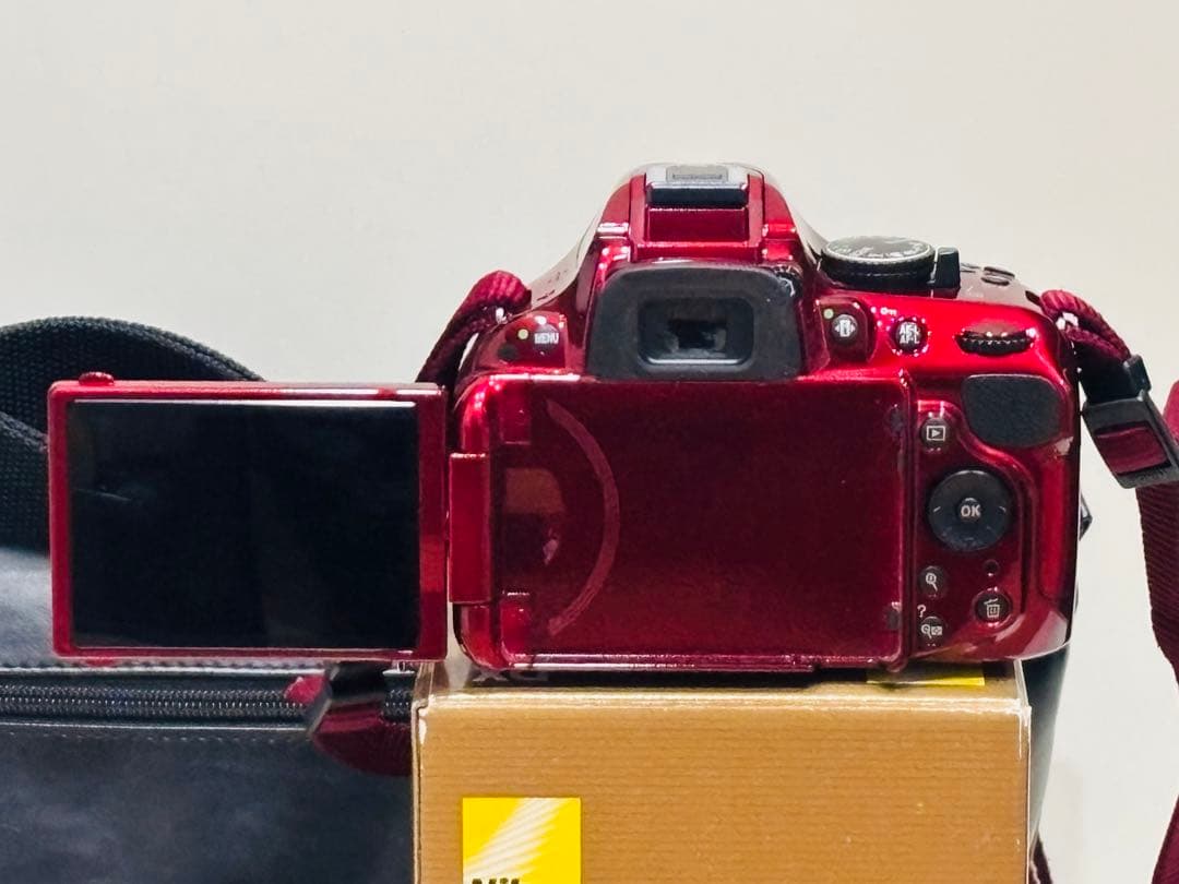 Nikon D5200 デジタル一眼レフカメラ ダブルズームレンズキット　レッド