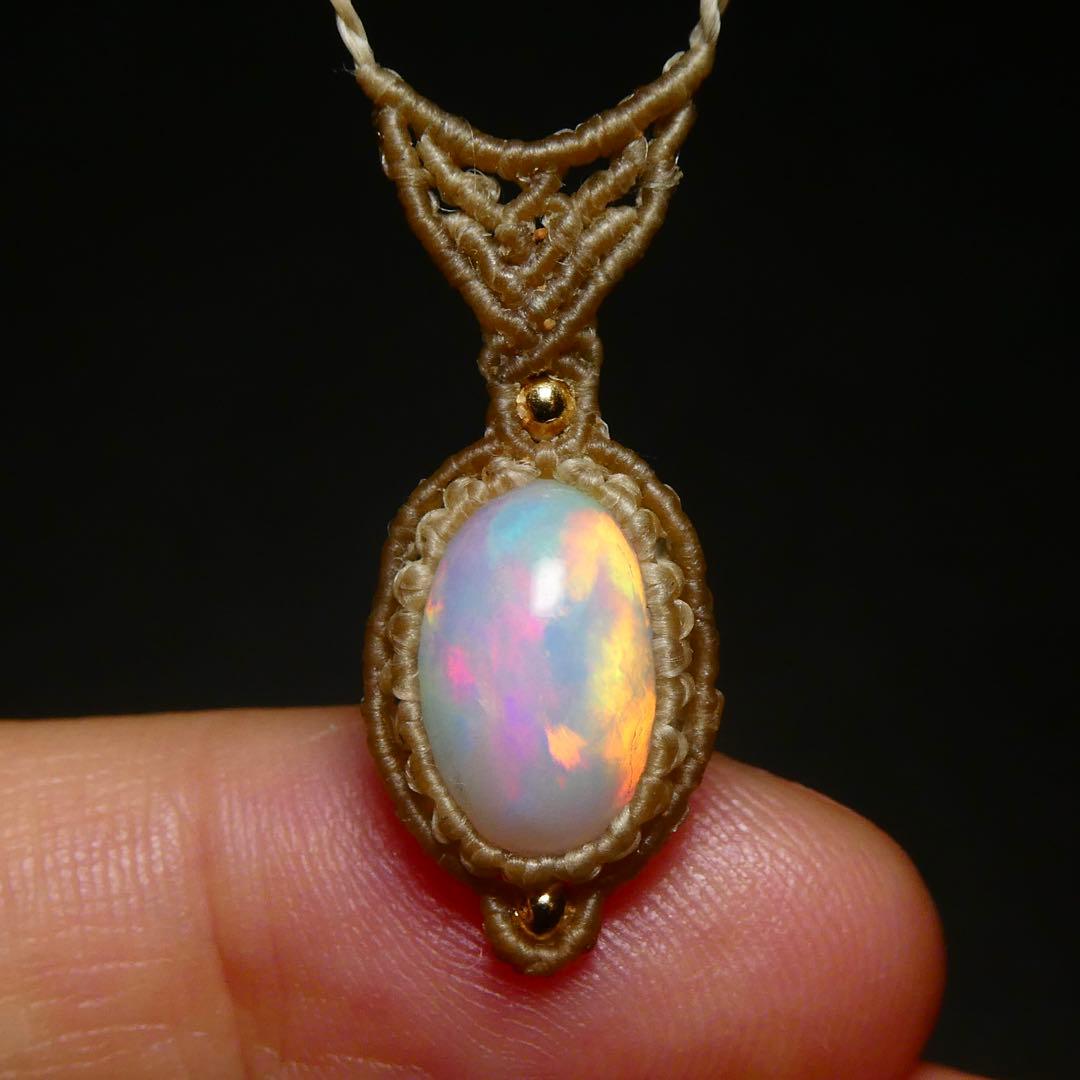 オパールのマクラメネックレス