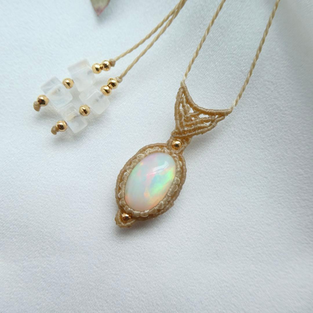 オパールのマクラメネックレス