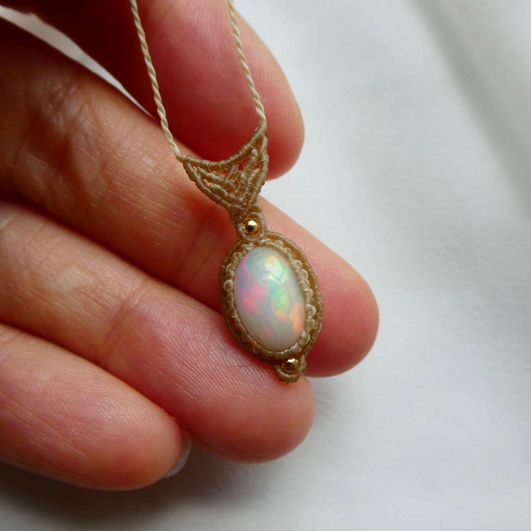 オパールのマクラメネックレス