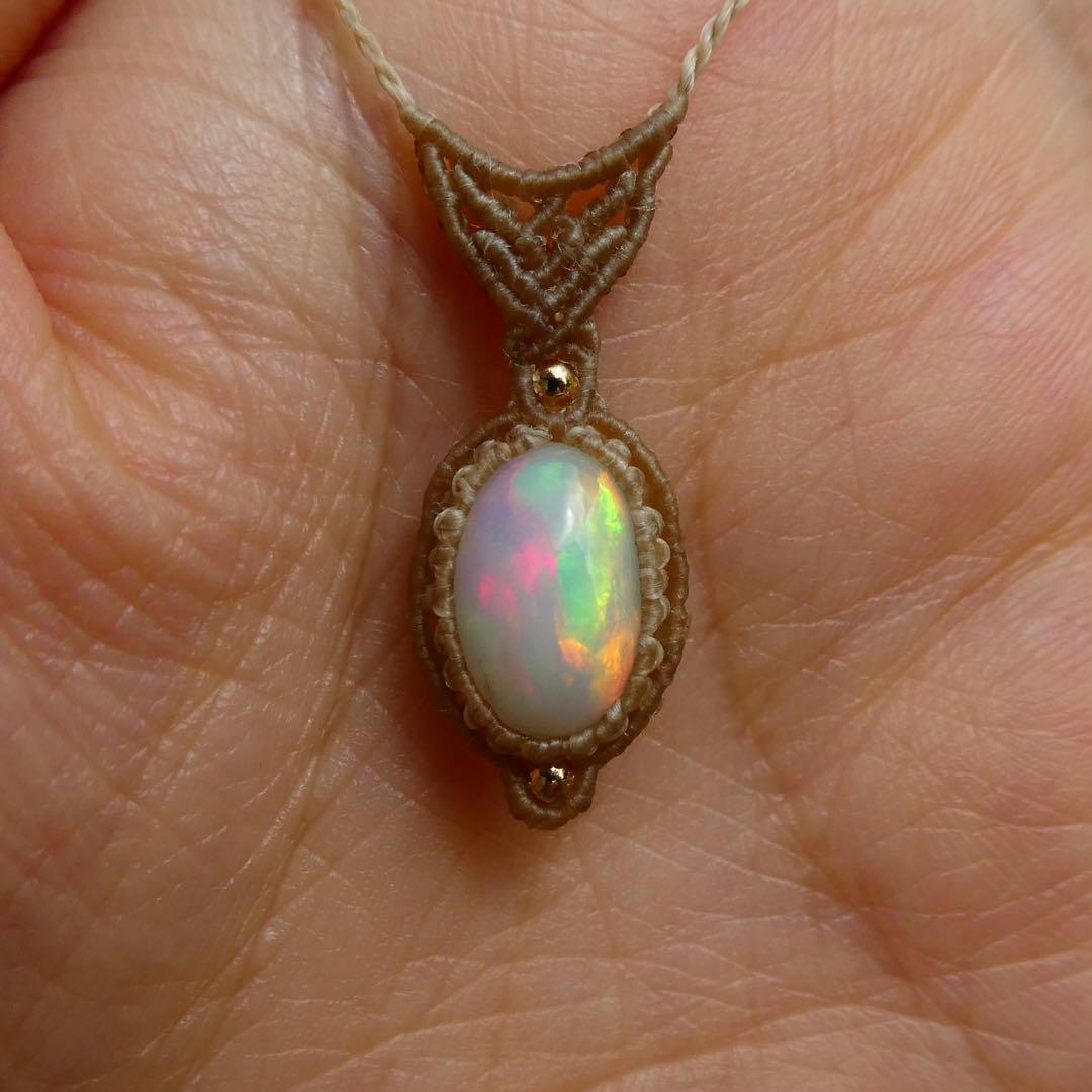 オパールのマクラメネックレス