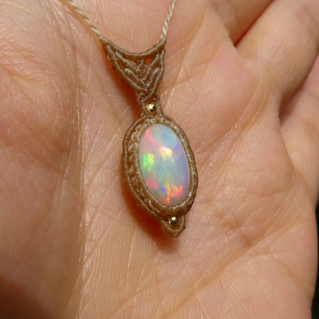 オパールのマクラメネックレス