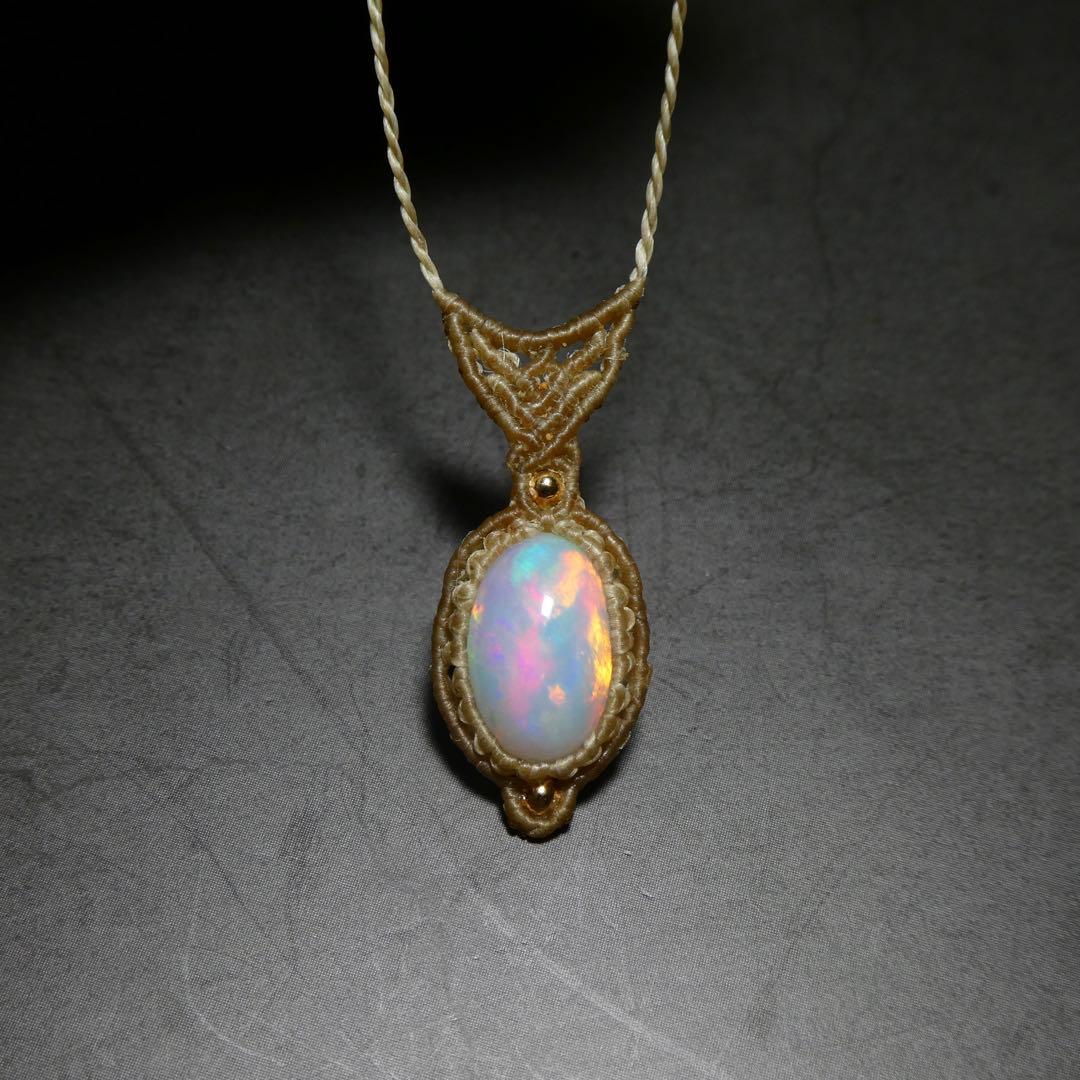 オパールのマクラメネックレス