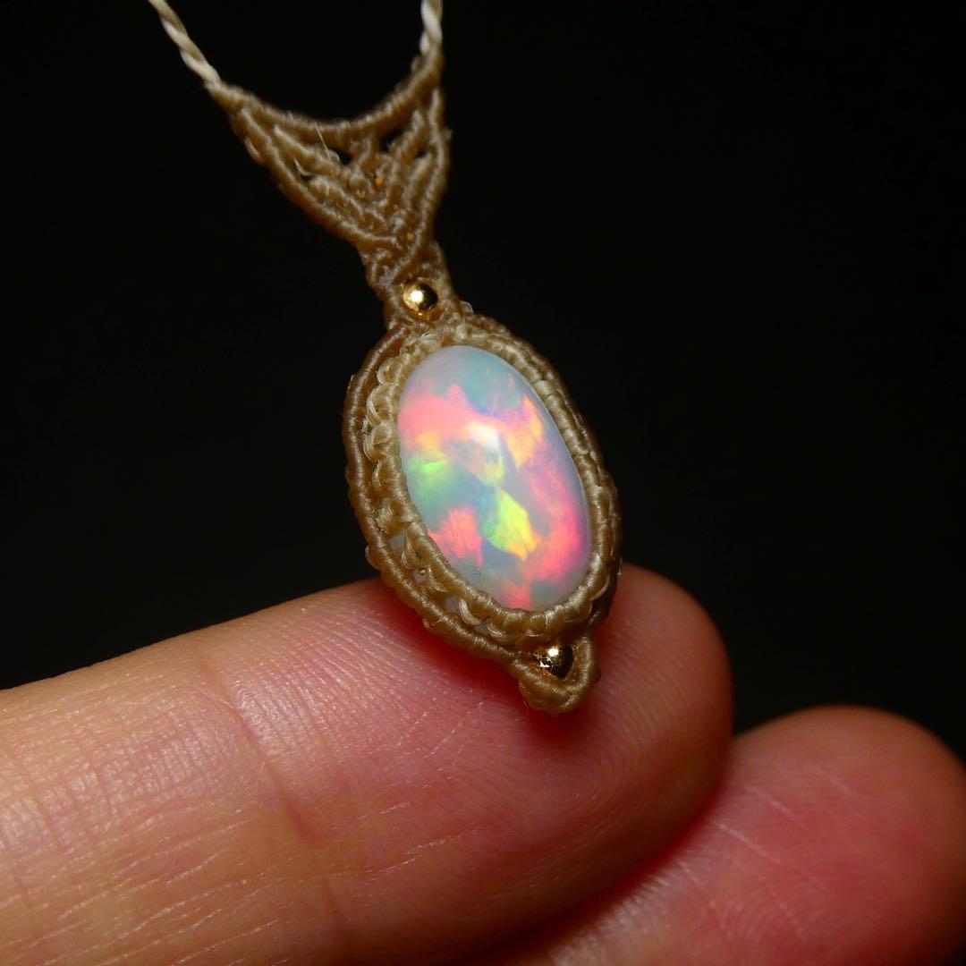 オパールのマクラメネックレス