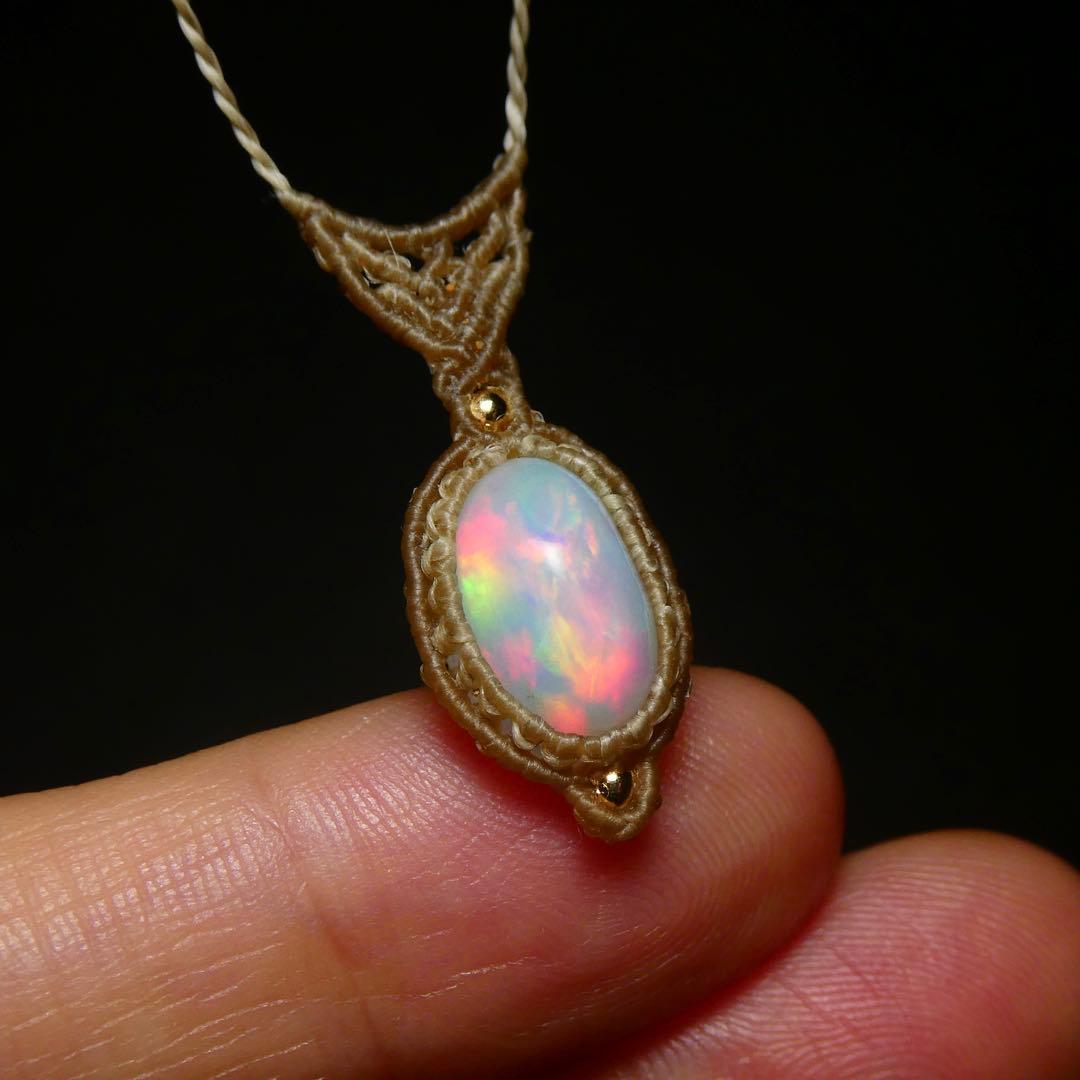 オパールのマクラメネックレス