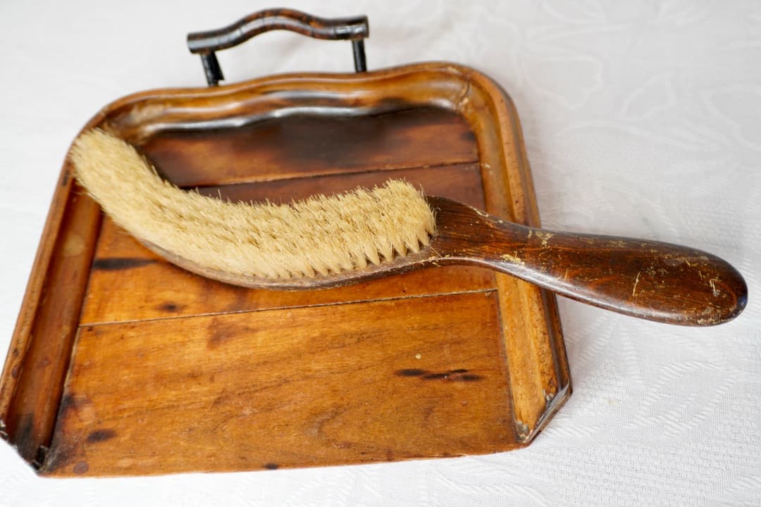 イギリス アンティーク 木製のブレッドクラムブラシとトレイ