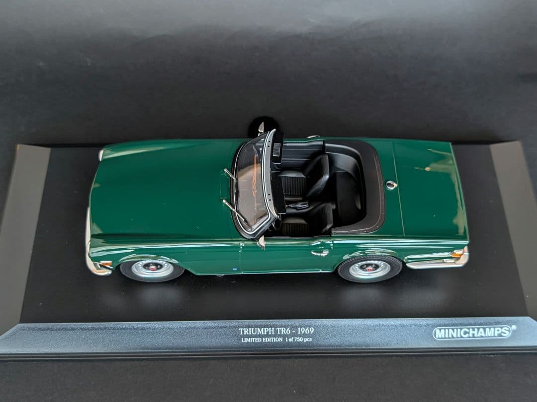 ミニチャンプス 1/18 TRIUMPH TR6 1969 ダークグリーン