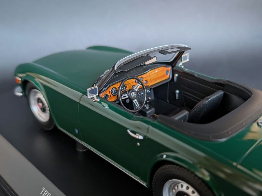 ミニチャンプス 1/18 TRIUMPH TR6 1969 ダークグリーン