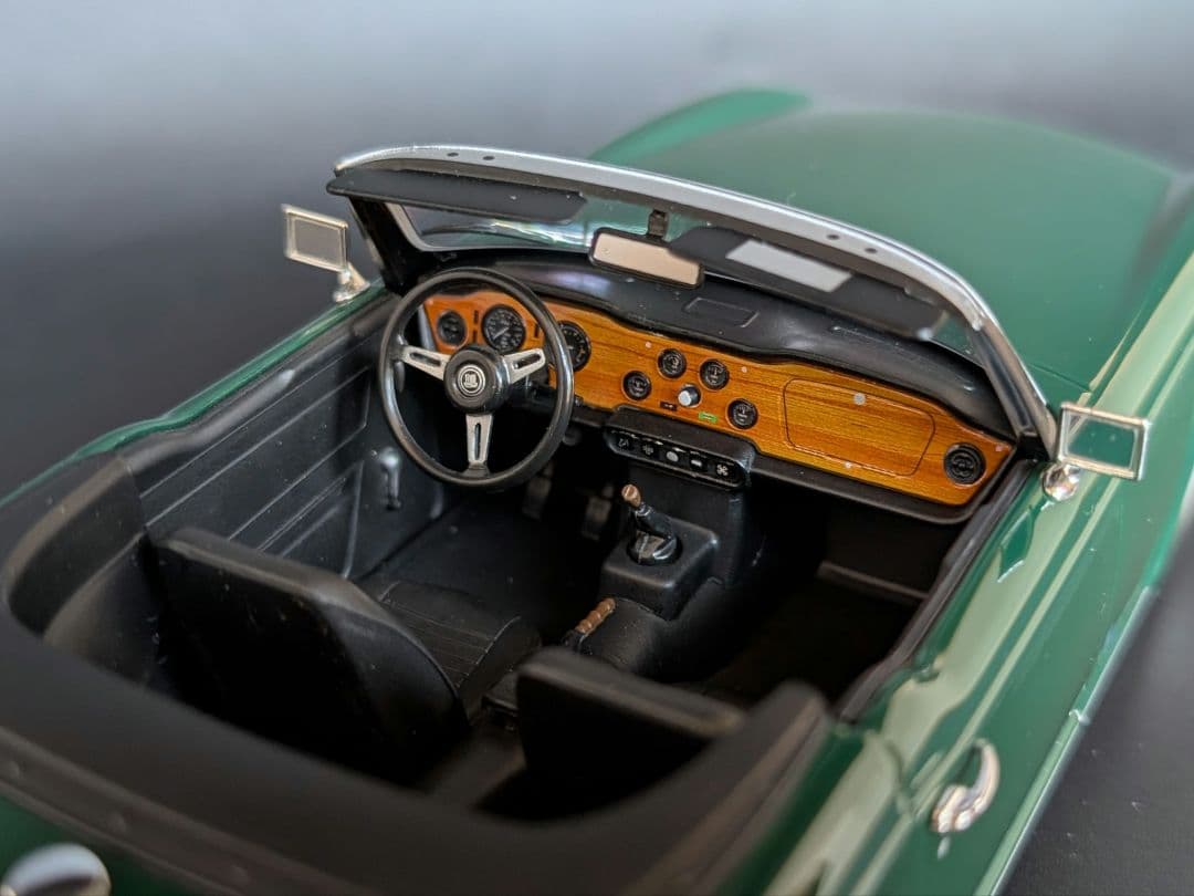 ミニチャンプス 1/18 TRIUMPH TR6 1969 ダークグリーン