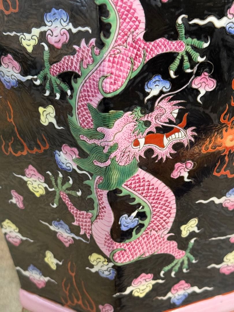 中国　大清乾隆年製銘　黒地粉彩龍鳳紋角瓶　左　高さ47.0cm 送料込み0106
