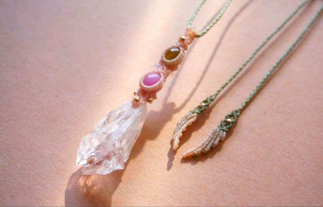 《春の妖精》ピンクアメジスト原石　ペリドット　ルビー　マクラメ　ネックレス