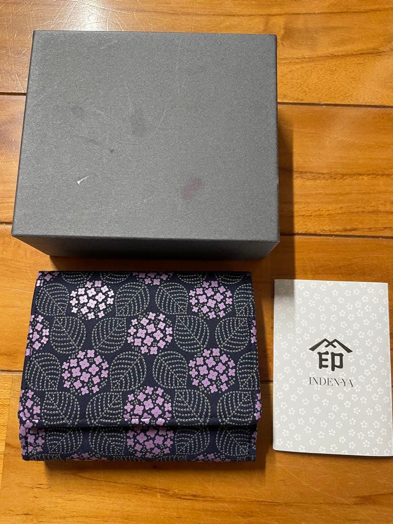【新品】　印伝屋　インデンヤ　折り財布　あじさい　紫