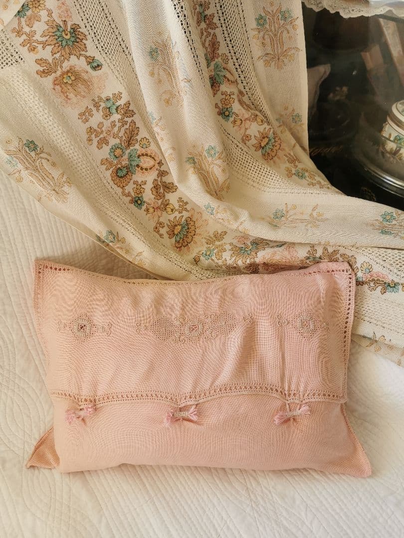 アンティーク 珊瑚色蓋付きランジェリーケース ピローカバー 盛上＆梯子レース刺繍