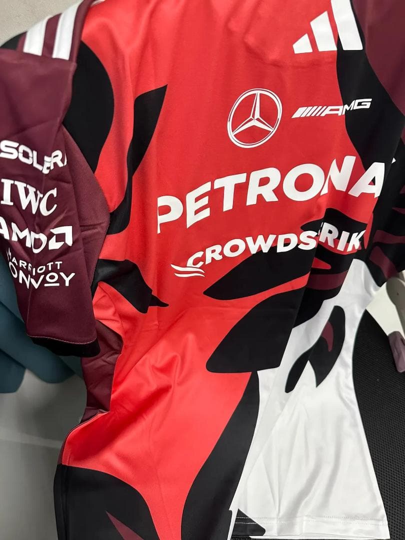 2025 年メルセデス AMG F1 チーム 限定モデル