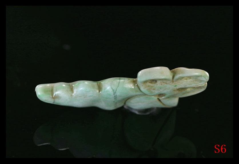 古墳期糸魚川ろうかん翡翠勾玉頭部に彫り込み冠状頭部鳥獣形勾玉縄文時代　出土石器