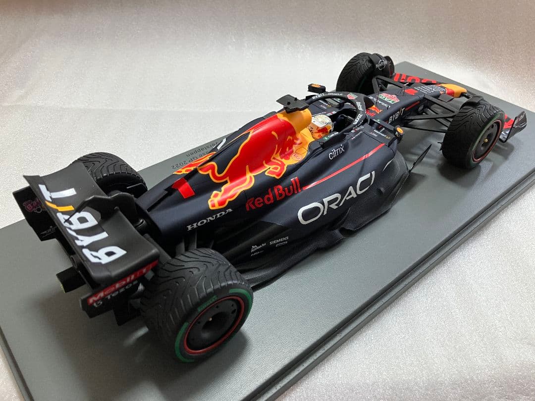 O⑮ 1/18 スパーク製 レッドブルRB18 No.1 2022日本GP 優勝