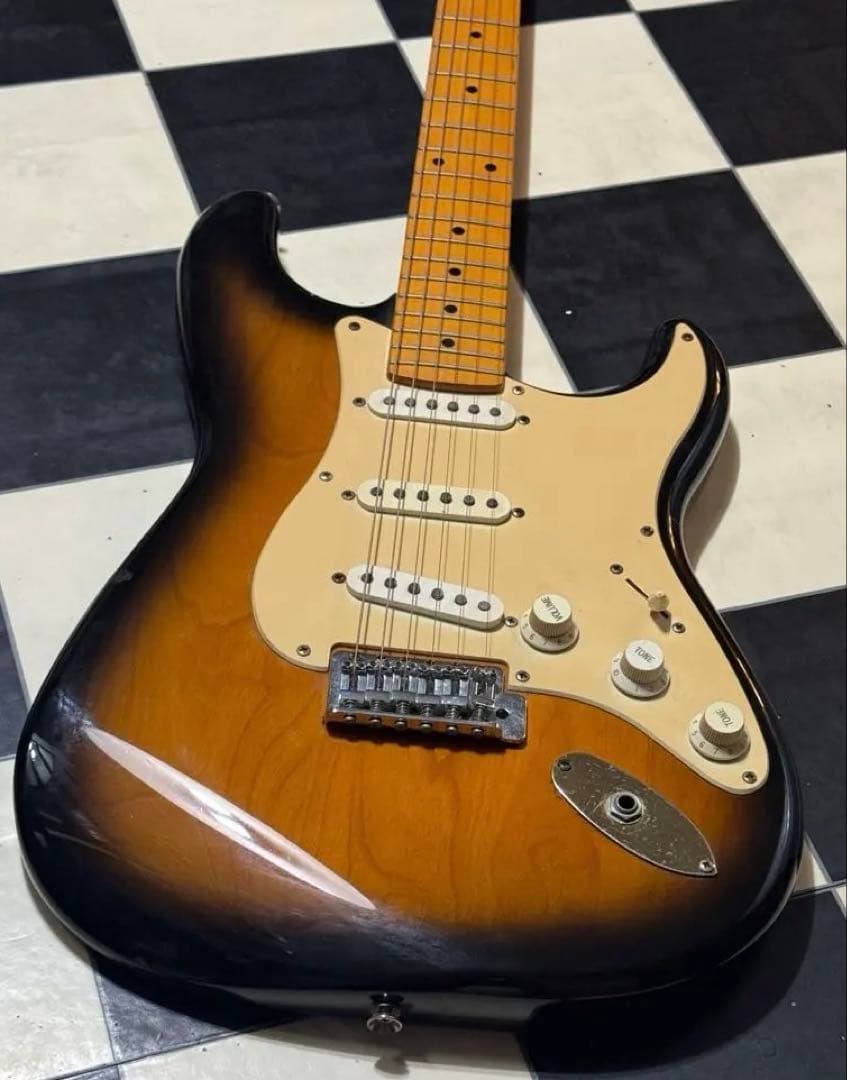 F*☆様 FERNANDES フェルナンデス　ストラトキャスター サンバースト
