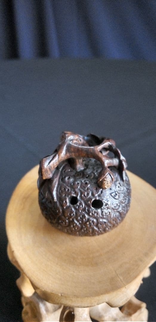 根付け、提げ物、木彫製植物装飾オブジェ 約3,5cm、作家名あり