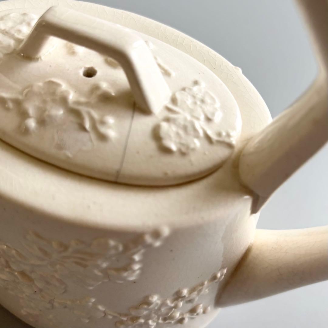 英国アンティーク　1880年代Bristol　　梅の浮彫りポット⚫︎稀少品・美術品