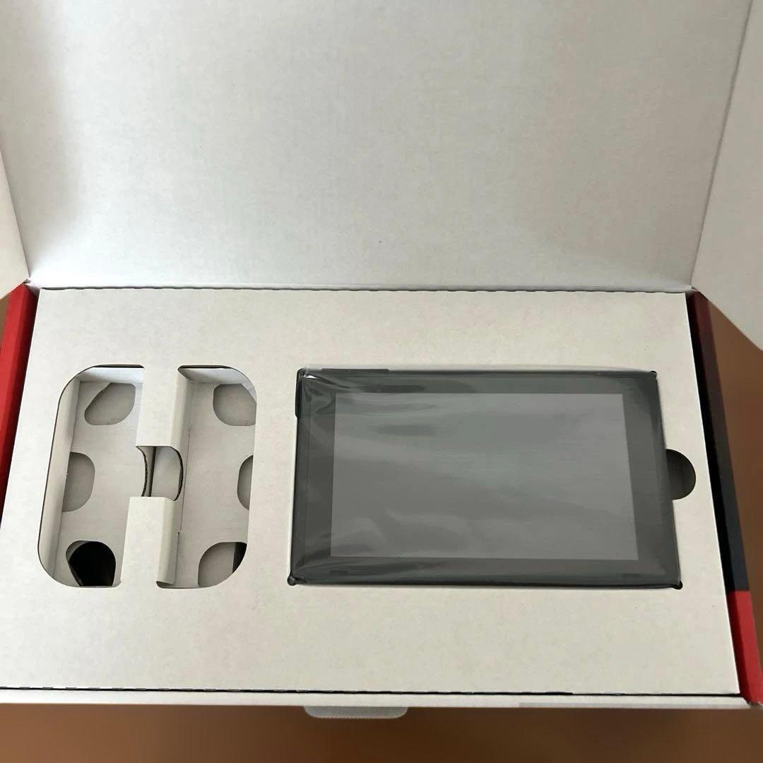 未使用　Nintendo Switch 本体　アダプター無し　Joy-Con無し