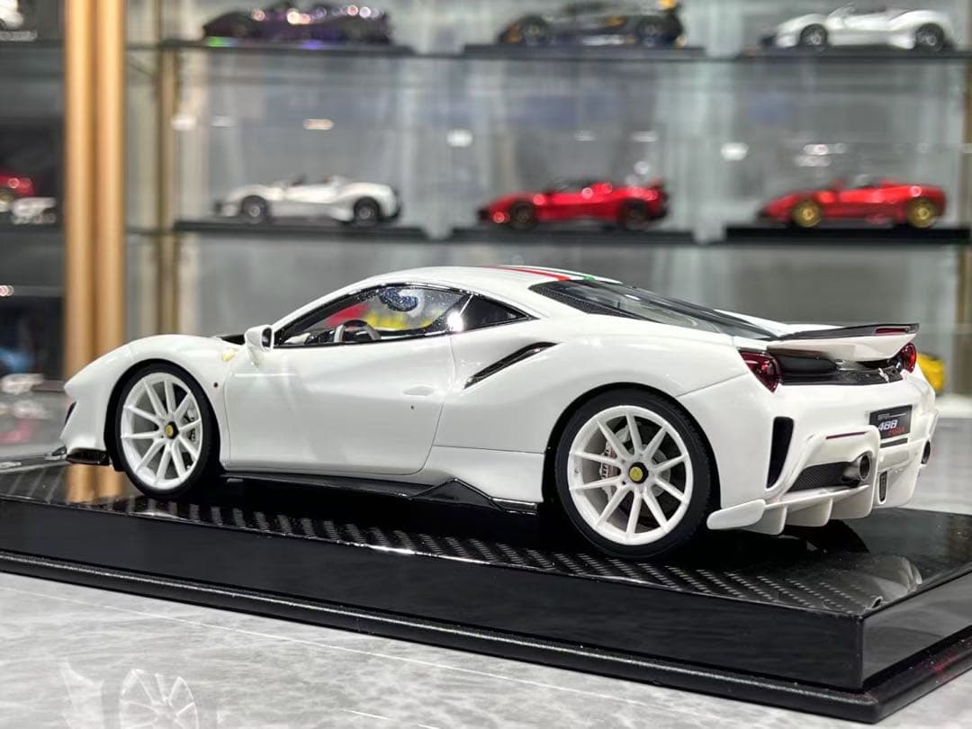 入手困難 UU モデル 夜光機能 1/18 フェラーリ 488 ピスタ ミニカー