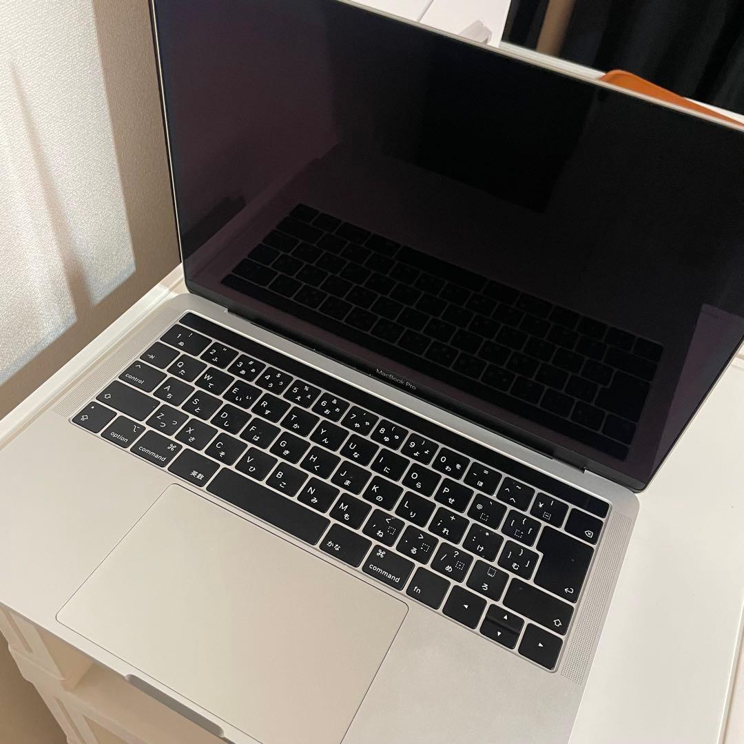 ＊MacBook Pro 13-inch, 2019,シルバー レザースリーブ付