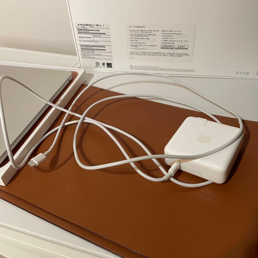 ＊MacBook Pro 13-inch, 2019,シルバー レザースリーブ付