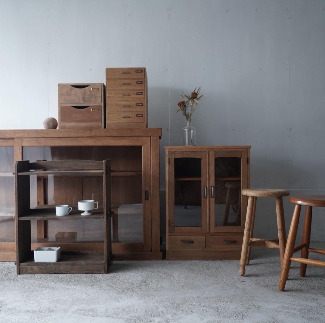 丸座面のスツール