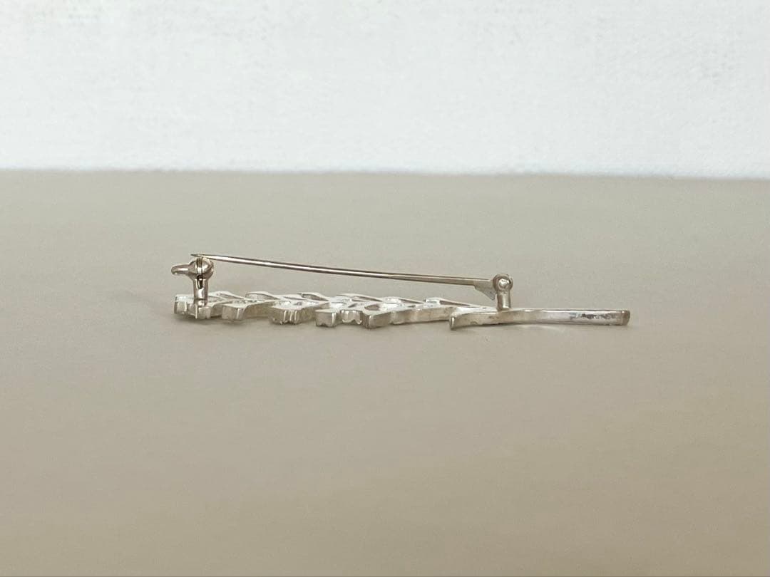 きたのまりこ　「スズナズナ」シルバーブローチ