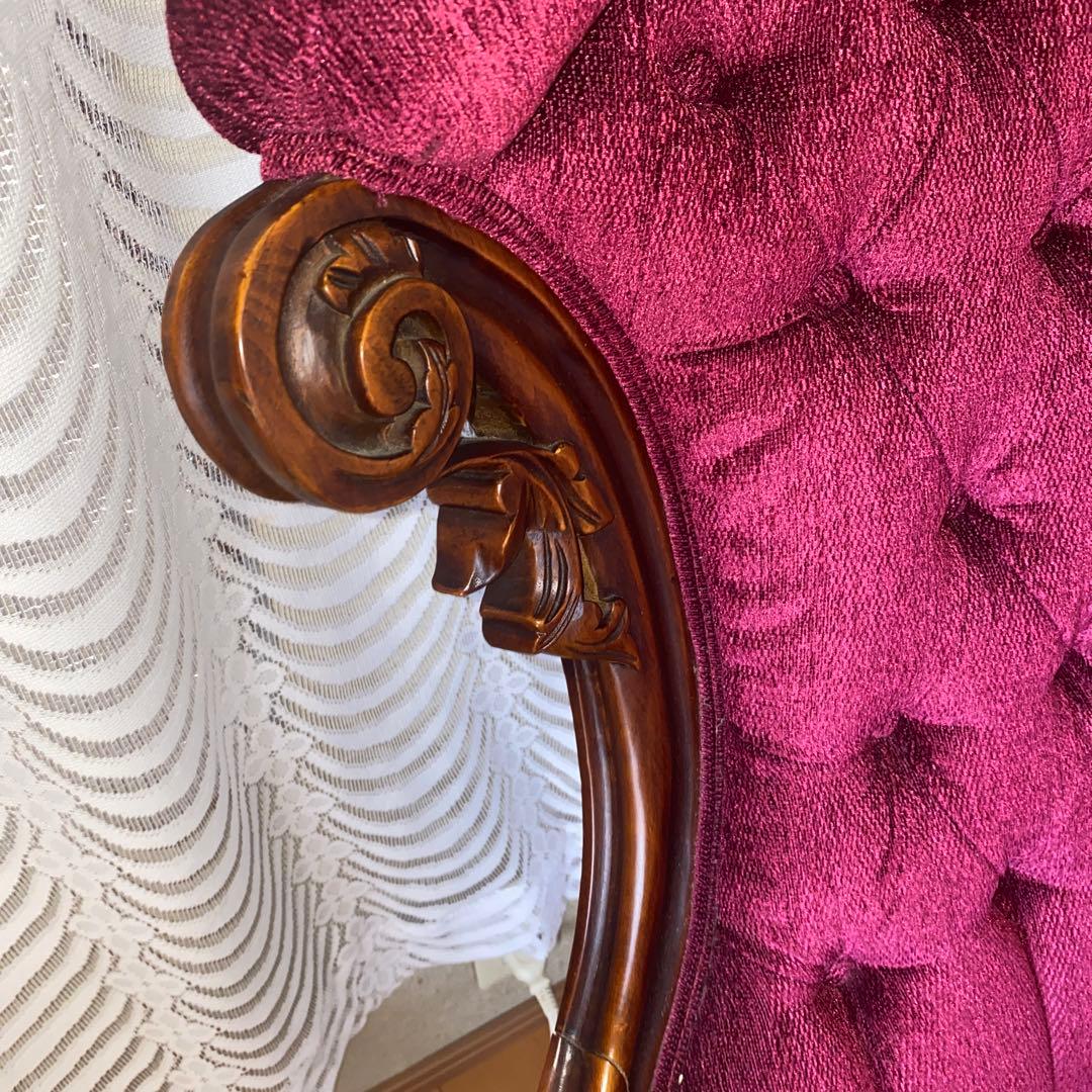 イタリア製ロココアンティークワインレッドのクラシック椅子　濃いピンクに近いソファ
