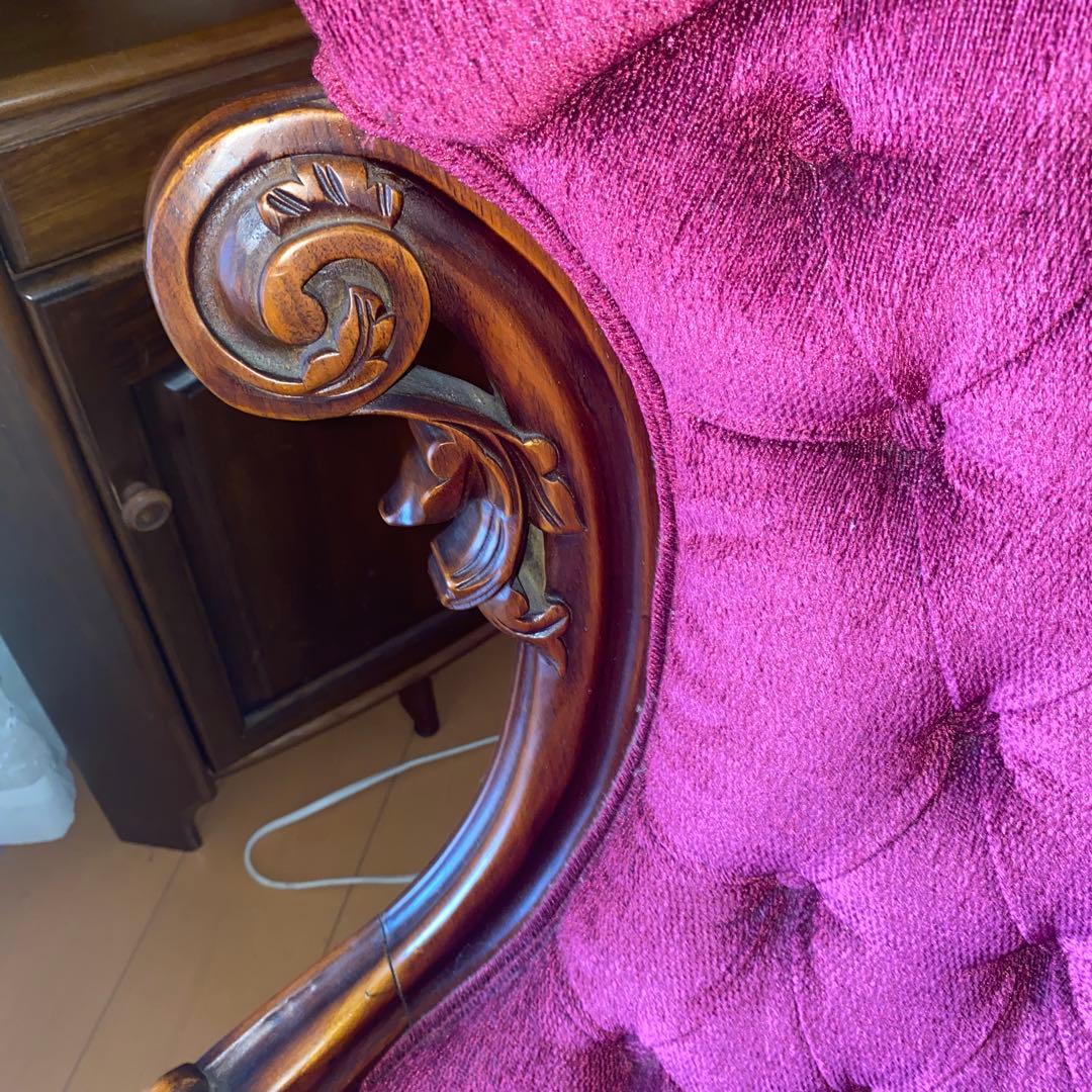 イタリア製ロココアンティークワインレッドのクラシック椅子　濃いピンクに近いソファ