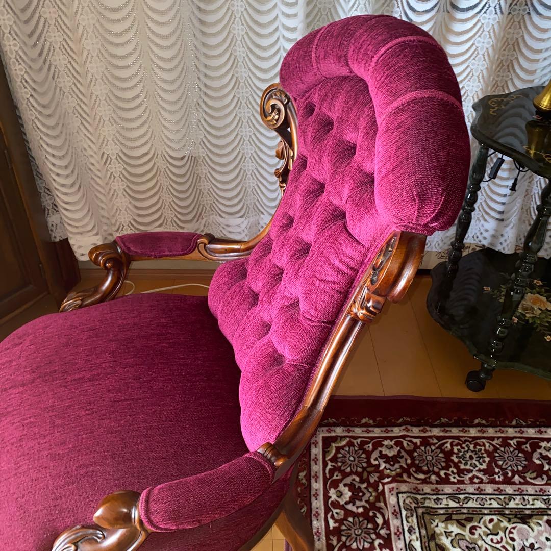 イタリア製ロココアンティークワインレッドのクラシック椅子　濃いピンクに近いソファ