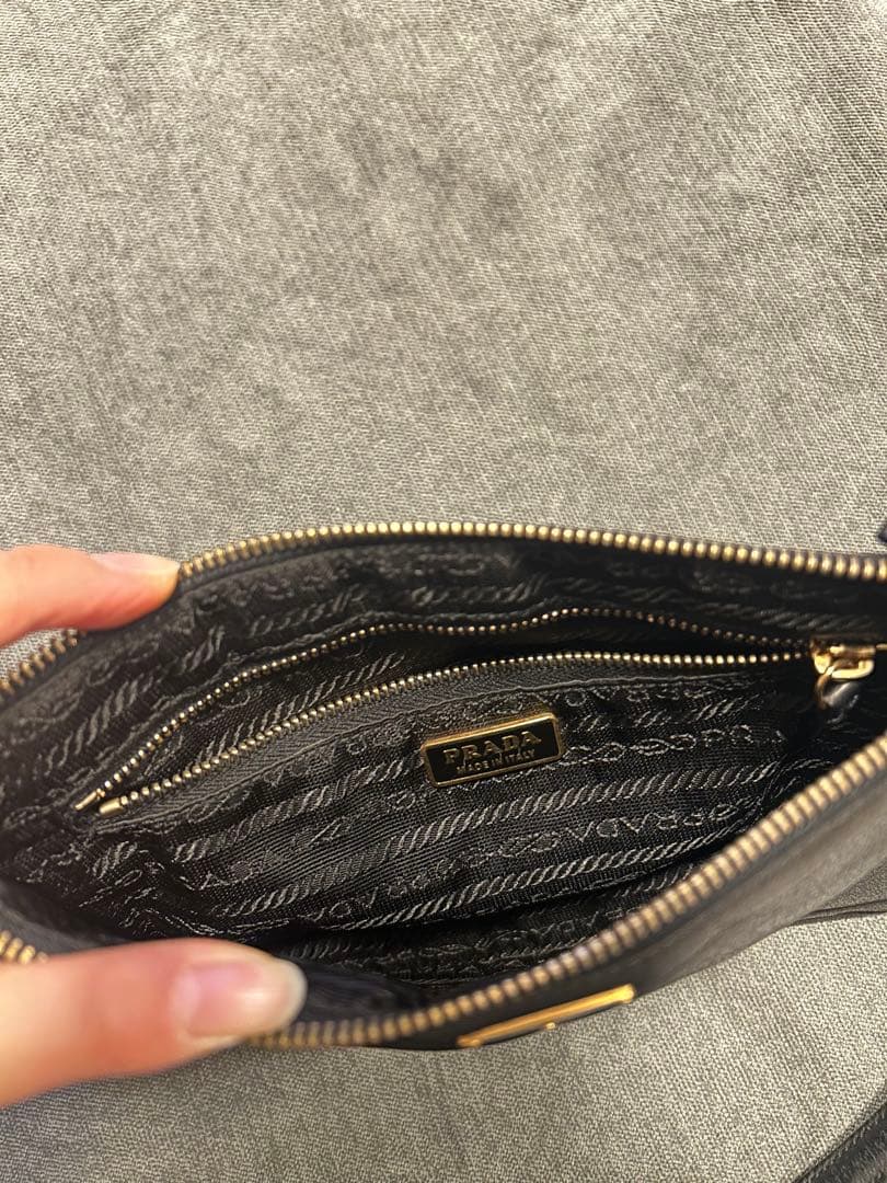 美品 PRADA ナイロン ポーチ型 ショルダーバッグ（短めストラップ）
