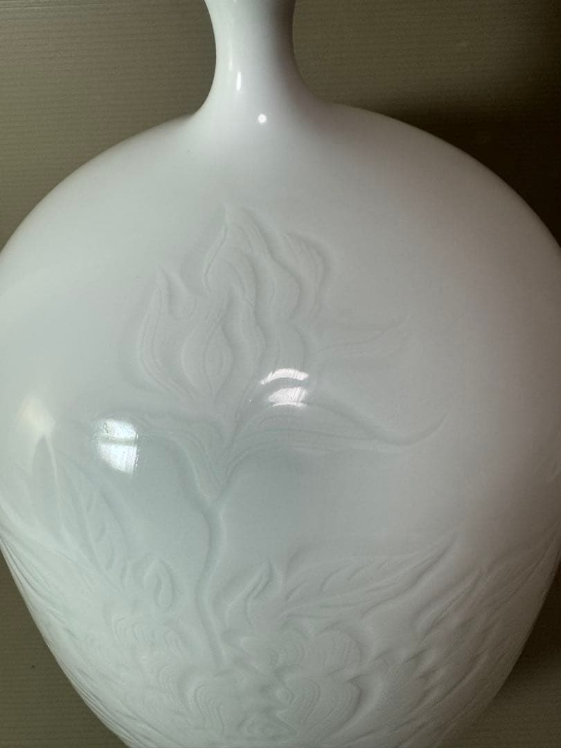 2921 松尾博之作　白磁花瓶　花文