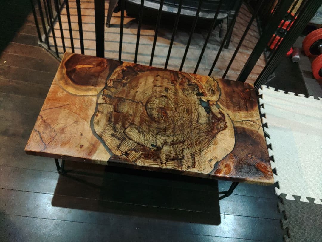 ピッツ　レジンのテーブル