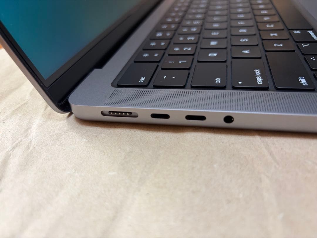 MacBook Pro M3 14”16GB/1TB 8C/10C USキー