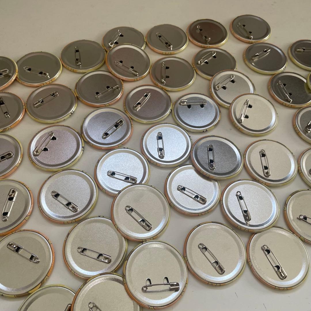 6.デジモン02 ザビギニング マルイ 缶バッジ アルマジモン