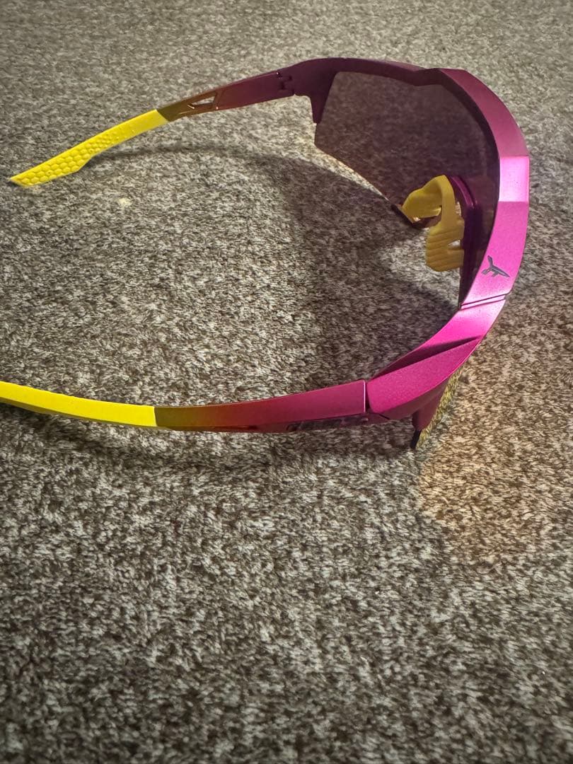 100%サングラスタティスJrモデル