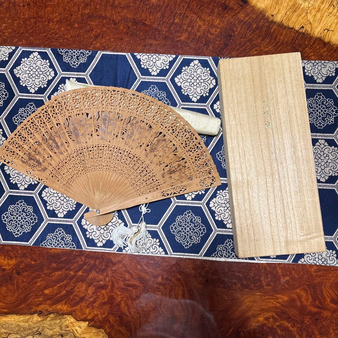 白檀扇透かし彫り木製扇子と木箱