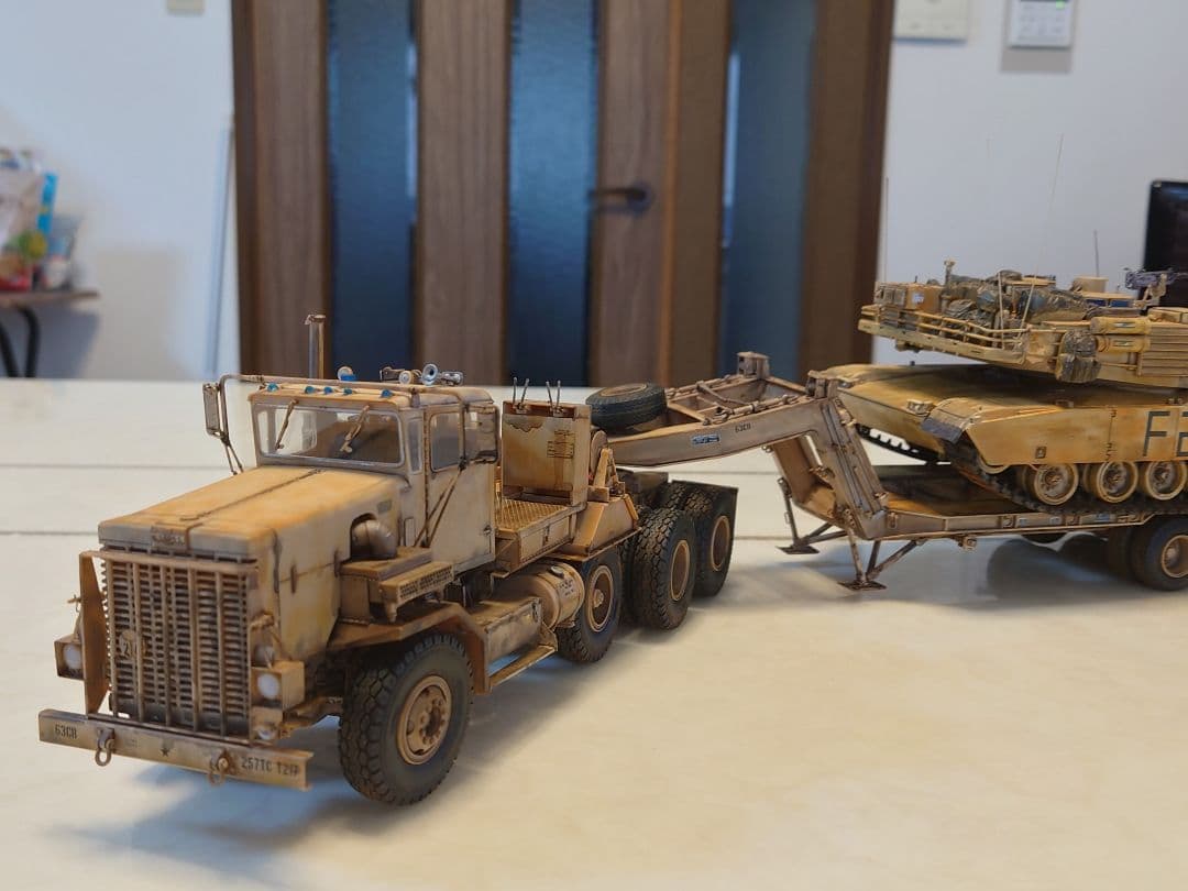 ホビーボス　戦車運搬車＆重装備セミトレーラー＆タミヤ　エイブラムス　1/35