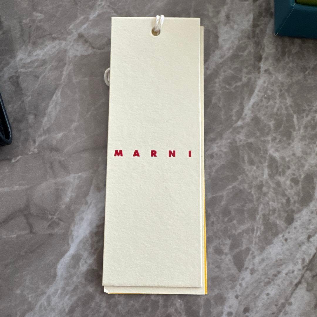 マルニ Marni チェーン付き財布 パテントレザー 水玉