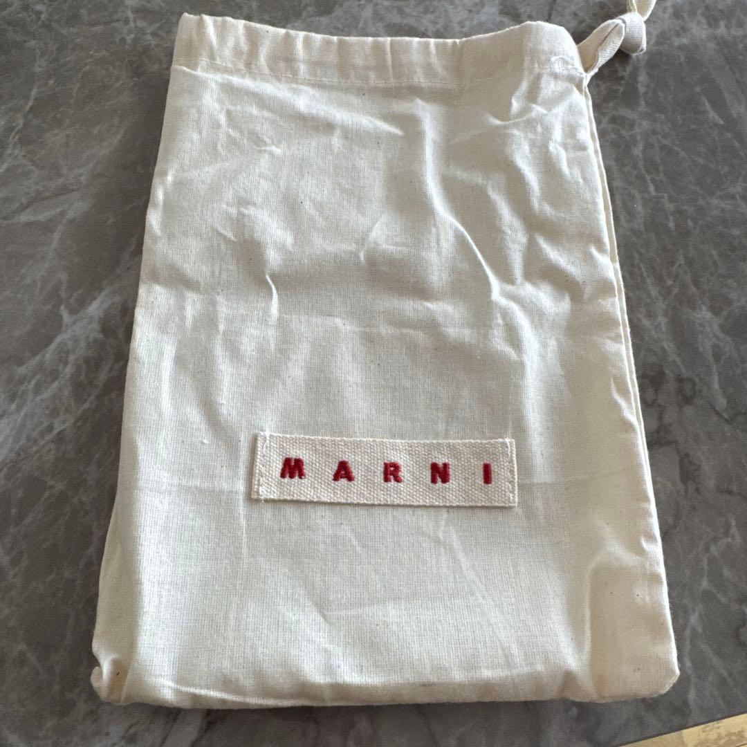 マルニ Marni チェーン付き財布 パテントレザー 水玉