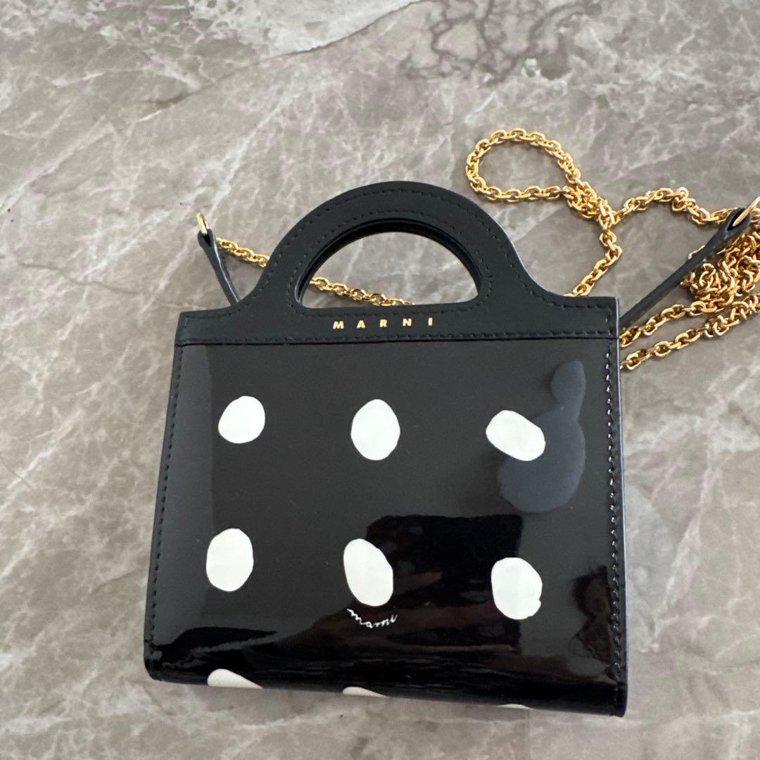 マルニ Marni チェーン付き財布 パテントレザー 水玉