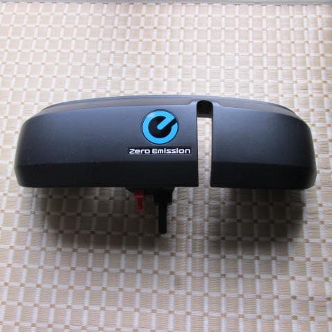 日産リーフ　ZE1用　充電ポートカバー