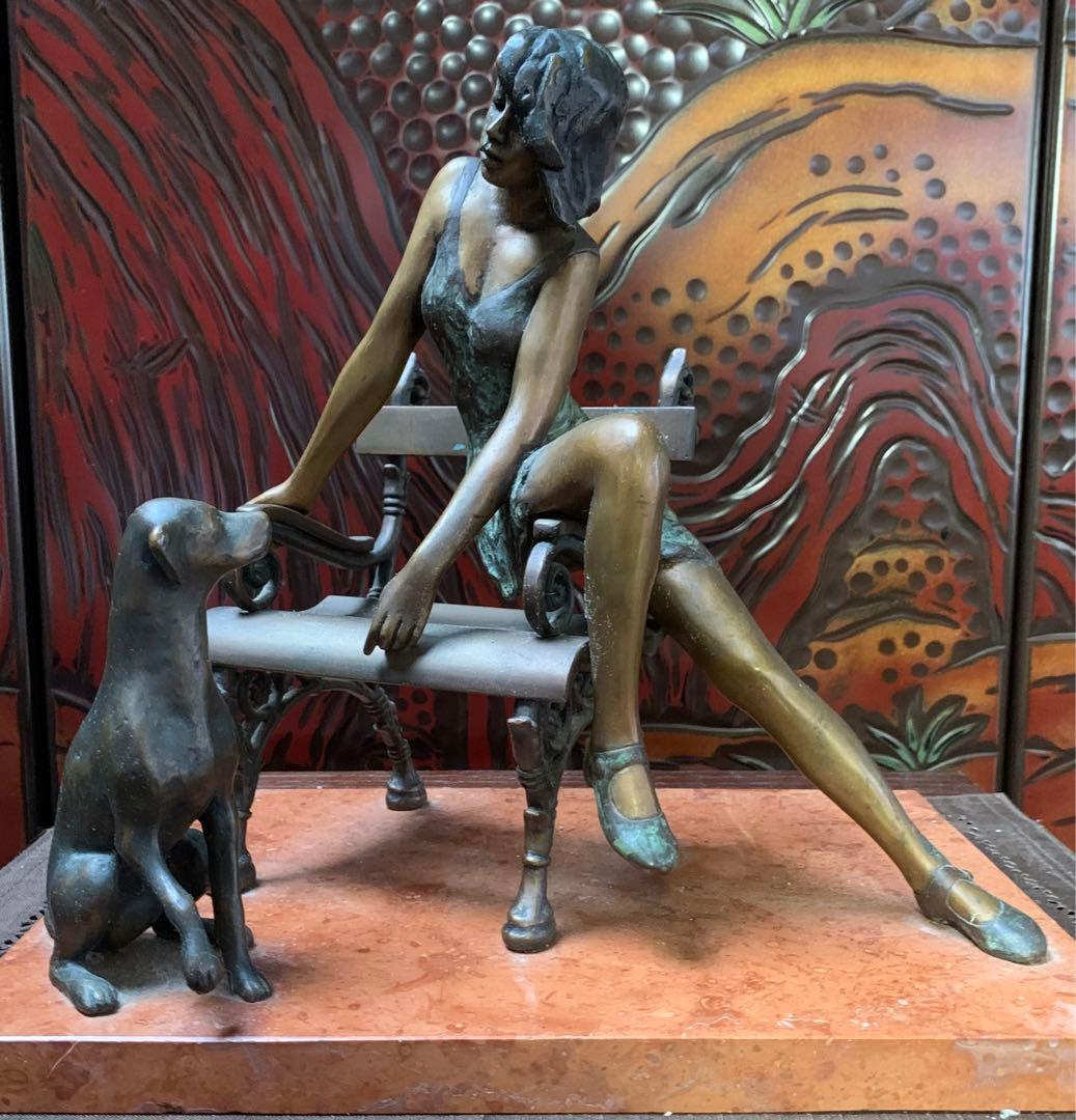 Laszlo Kutasの「犬と戯れる女性像」