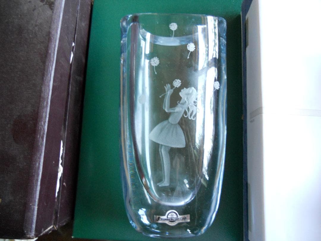 透かし彫り ガラス 花瓶 スウェーデン 製 ロマンティック な花瓶です