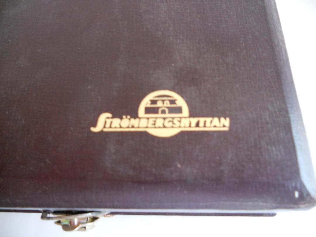 透かし彫り ガラス 花瓶 スウェーデン 製 ロマンティック な花瓶です