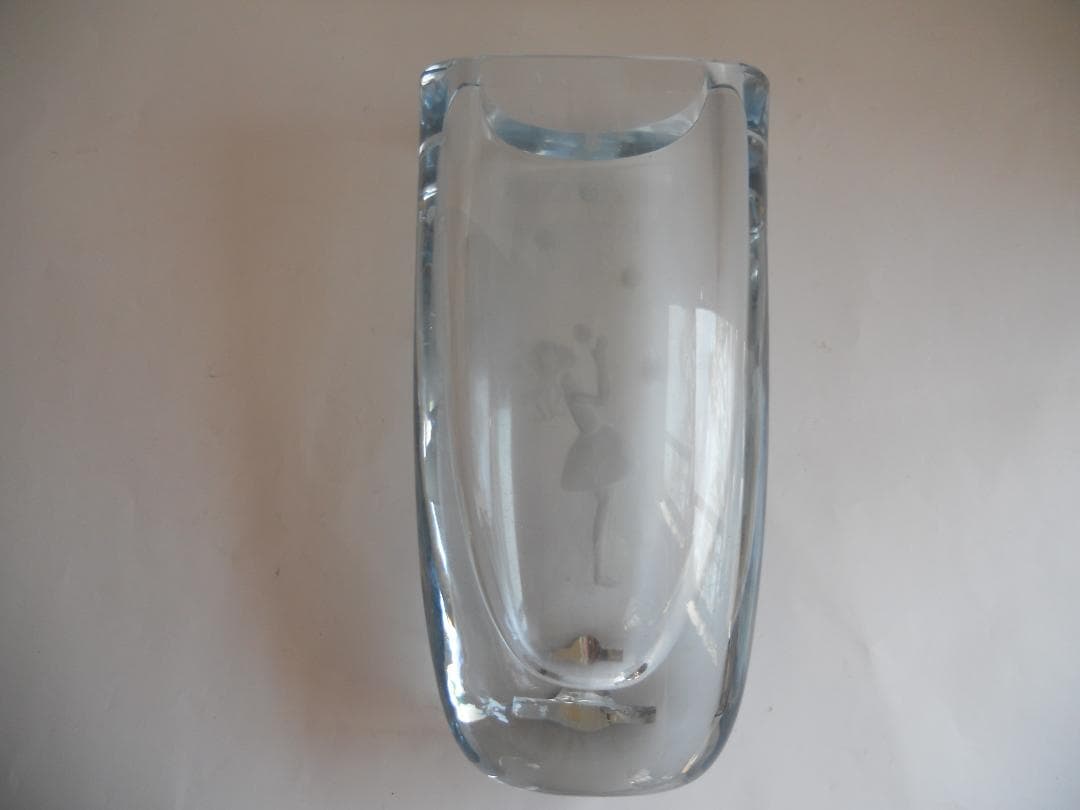 透かし彫り ガラス 花瓶 スウェーデン 製 ロマンティック な花瓶です