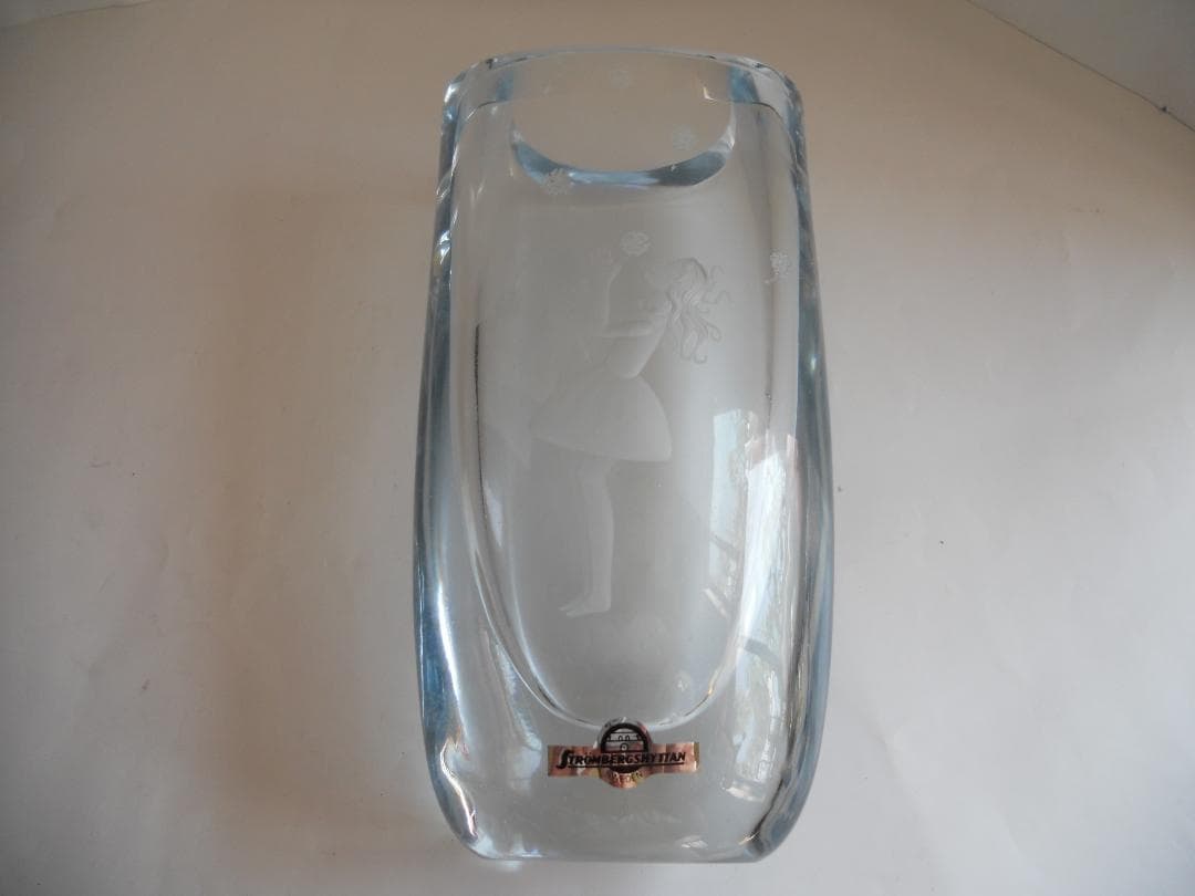 透かし彫り ガラス 花瓶 スウェーデン 製 ロマンティック な花瓶です
