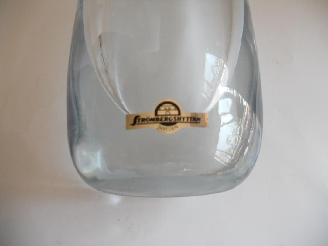 透かし彫り ガラス 花瓶 スウェーデン 製 ロマンティック な花瓶です